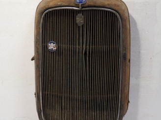 Vente aux enchères Radiateur pour automobile FORD V8. Dim. 84 x 55 cm. (A restaurer).