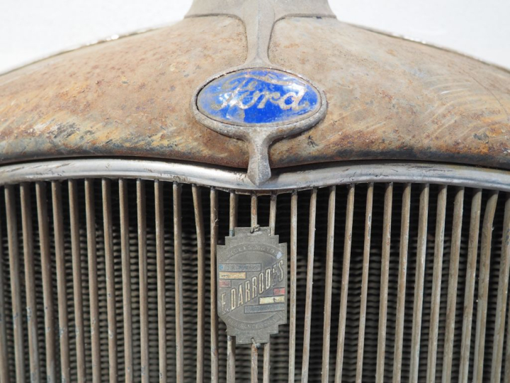 Radiateur pour automobile FORD V8. Dim. 84 x 55 cm. (A restaurer).