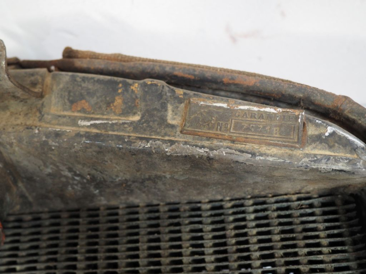 Radiateur pour automobile FORD V8. Dim. 84 x 55 cm. (A restaurer).