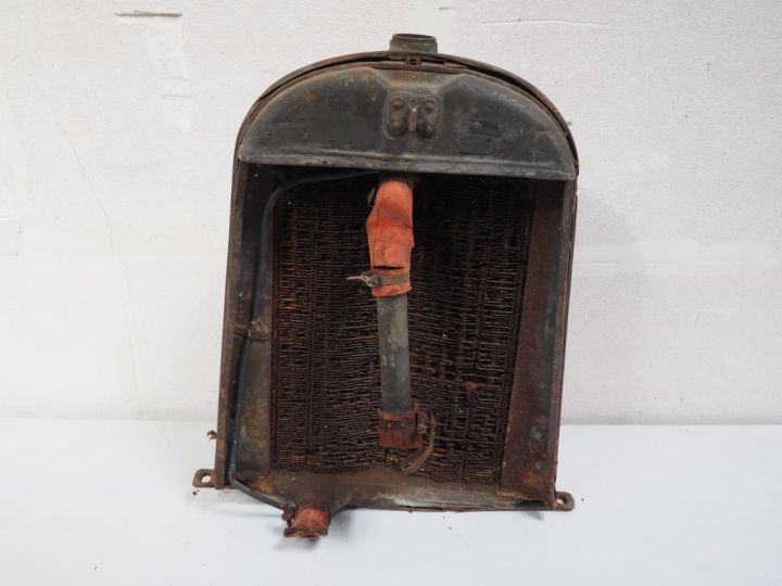 Radiateur pour automobile CITROEN 5HP / 10 HP. Dim. 60 x 44 cm. (A res