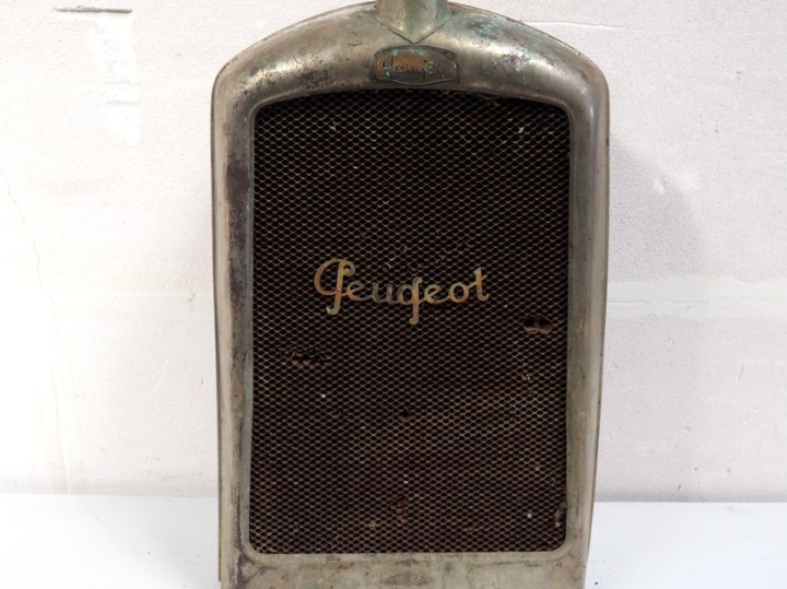 Radiateur pour automobile PEUGEOT 5CV. Dim. 68 x 42 cm. (A restaurer)