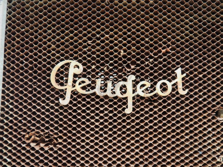 Radiateur pour automobile PEUGEOT 5CV. Dim. 68 x 42 cm. (A restaurer)