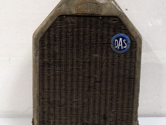 Vente aux enchères Radiateur pour automobile MATHIS type S. Dim. 60 x 44 cm. (A restaurer