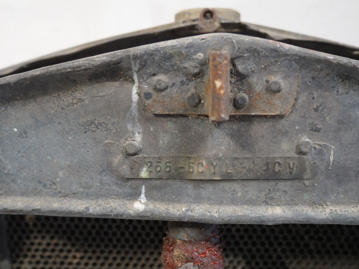 Radiateur pour automobile BERLIET VIG sans calandre. Dim. 72 x 47 cm. 