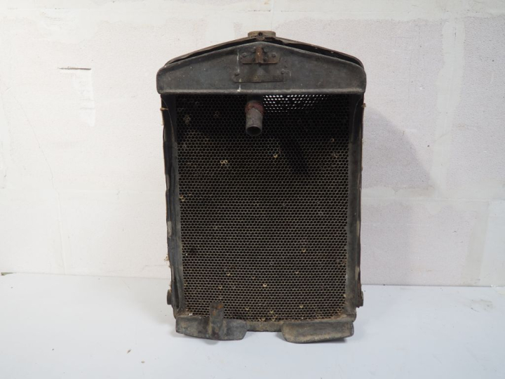 Radiateur pour automobile BERLIET VIG sans calandre. Dim. 72 x 47 cm. 