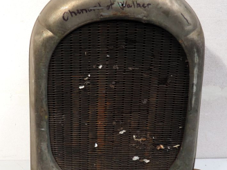 Vente aux enchères Radiateur CHENARD et WALKER avec calandre. Dim. 71 x 61 cm. ( A restau