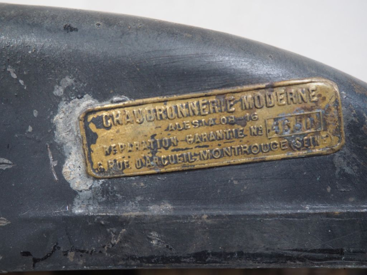 Radiateur CHENARD et WALKER avec calandre. Dim. 71 x 61 cm. ( A restau