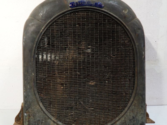 Vente aux enchères Radiateur CHENARD et WALKER avec calandre. Dim. 77 x 70 cm. (A restaur