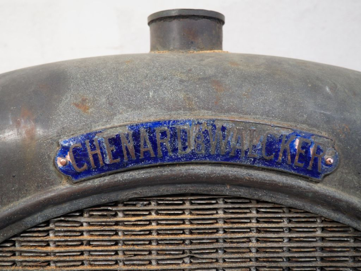 Radiateur CHENARD et WALKER avec calandre. Dim. 77 x 70 cm. (A restaur