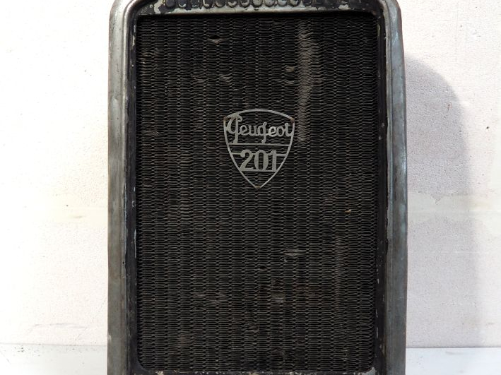 Radiateur pour automobile PEUGEOT 201 avec calandre. Dim. 76 x 43 cm. 