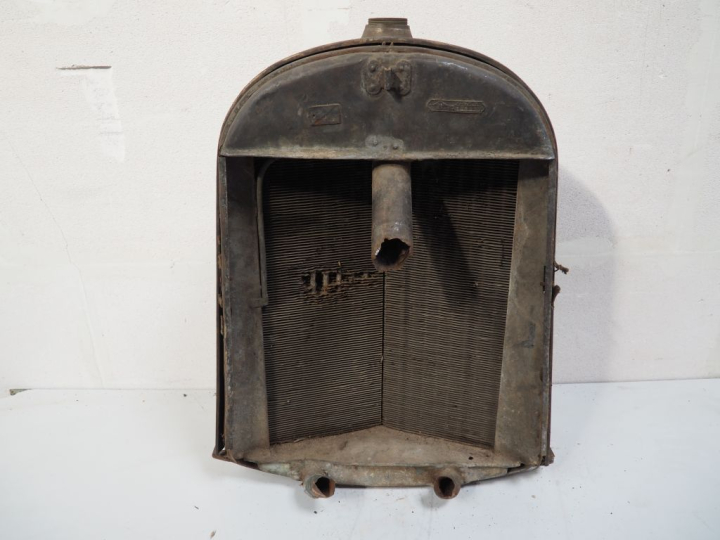 Radiateur pour automobile CITROËN 10 HP avec calandre. Dim. 70 x 55 cm