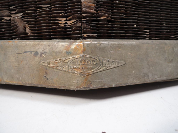 Radiateur pour automobile UNIC coupé Chauffeur avec calandre. (A resta