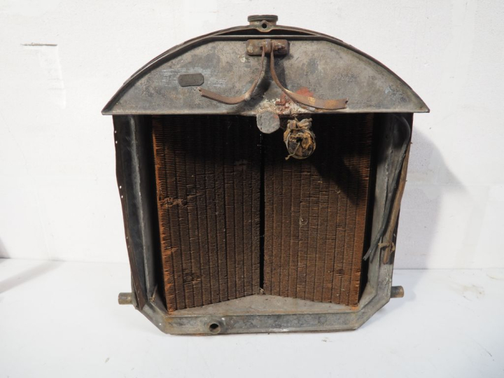 Radiateur pour automobile UNIC coupé Chauffeur avec calandre. (A resta