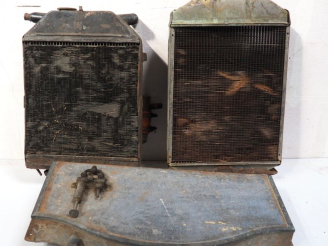 Vente aux enchères Deux différents radiateurs et un réservoir pour automobile. (A restaur