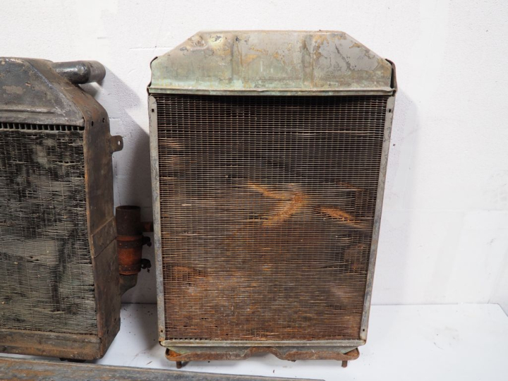 Deux différents radiateurs et un réservoir pour automobile. (A restaur