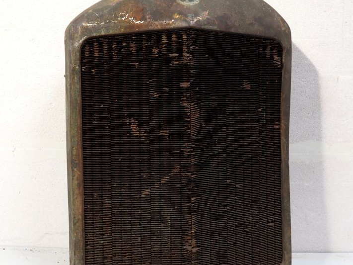 Radiateur pour automobile. Dim. 74 x 50 cm. (A restaurer).