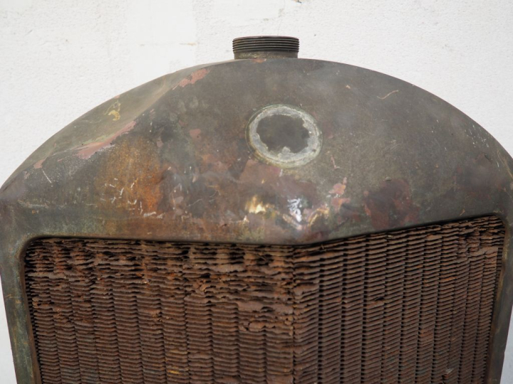 Radiateur pour automobile. Dim. 74 x 50 cm. (A restaurer).