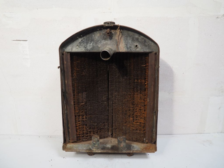 Radiateur pour automobile. Dim. 74 x 50 cm. (A restaurer).
