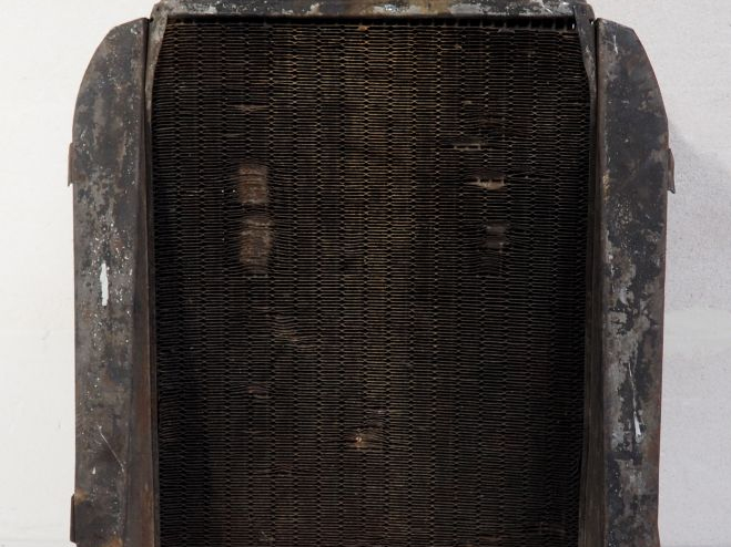 Radiateur pour automobile. Dim. 77 x 54 cm. (A restaurer).