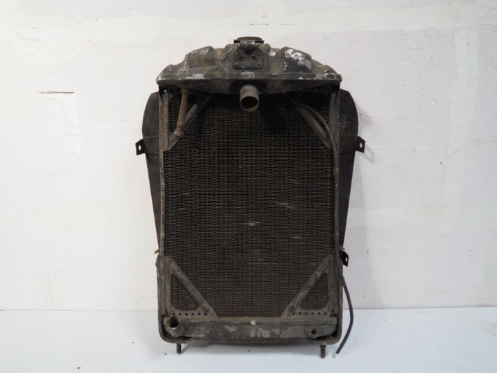 Radiateur pour automobile. Dim. 77 x 54 cm. (A restaurer).