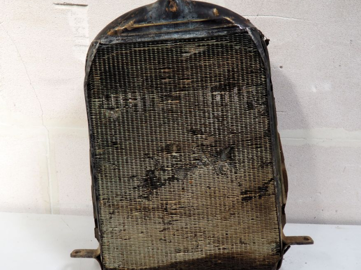 Radiateur pour automobile Dim. 68 x 57 cm. (A restaurer).