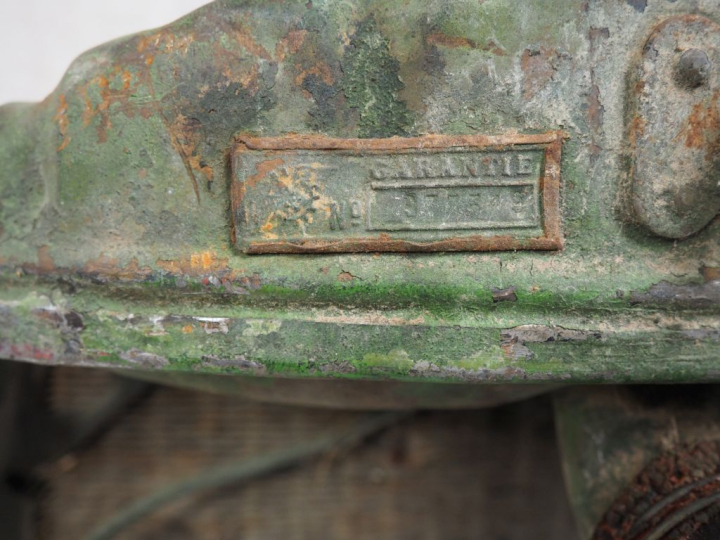 Radiateur pour automobile Dim. 68 x 57 cm. (A restaurer).