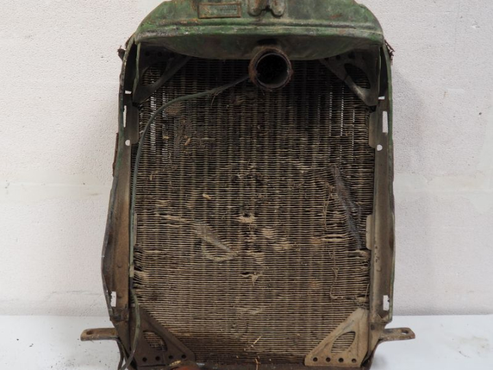 Radiateur pour automobile Dim. 68 x 57 cm. (A restaurer).