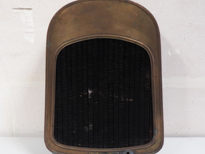 Radiateur automobile. Dim. 70 x 48 cm. (A restaurer).