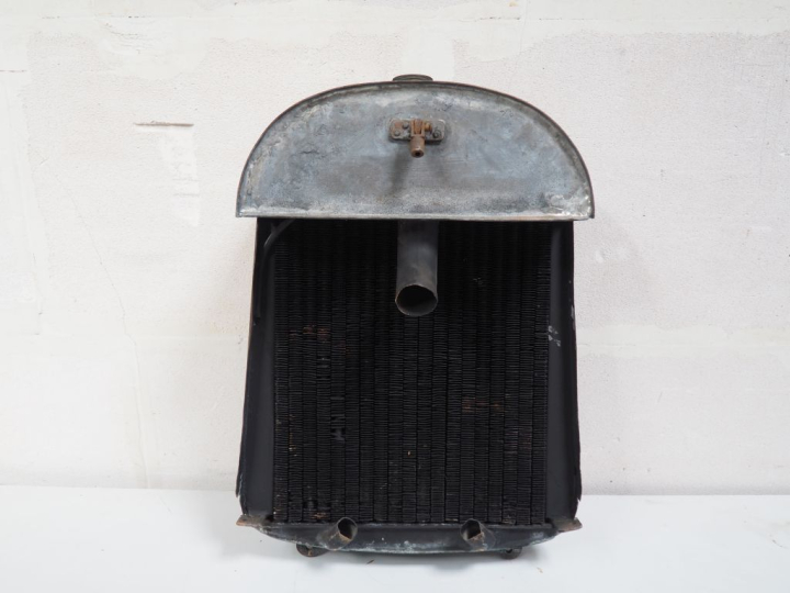 Radiateur automobile. Dim. 70 x 48 cm. (A restaurer).
