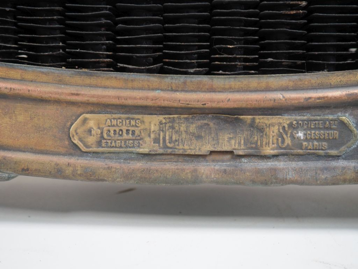 Radiateur automobile. Dim. 70 x 48 cm. (A restaurer).