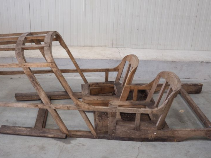 Base d'automobile début XXème avec différentes pièces dont moteur. (A 