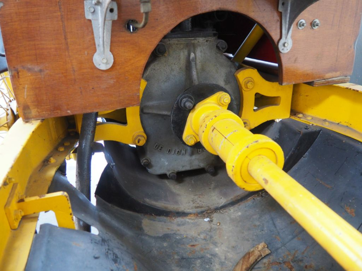 Base d'automobile début XXème avec différentes pièces dont moteur. (A 