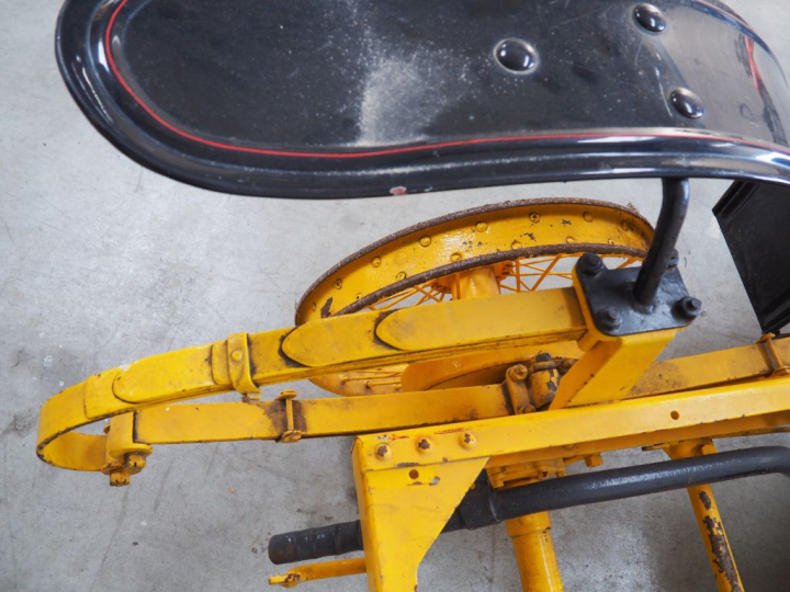 Base d'automobile début XXème avec différentes pièces dont moteur. (A 