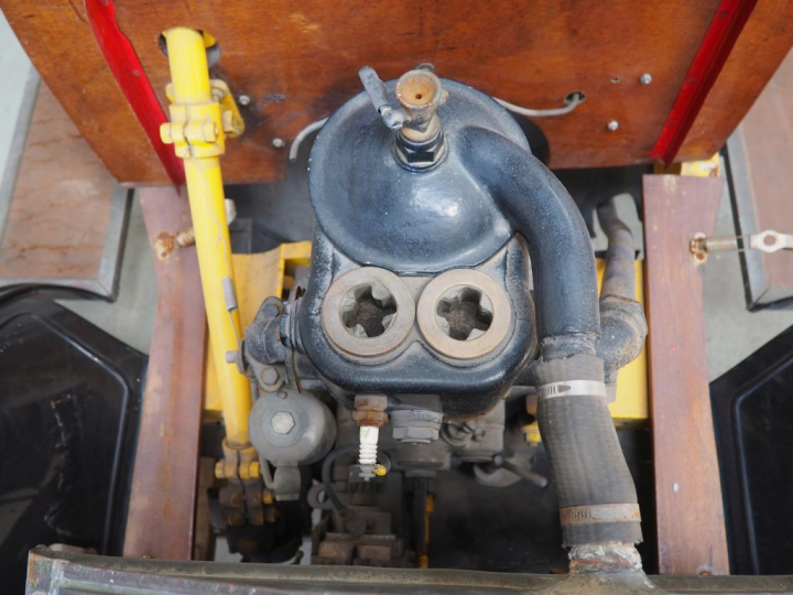 Base d'automobile début XXème avec différentes pièces dont moteur. (A 