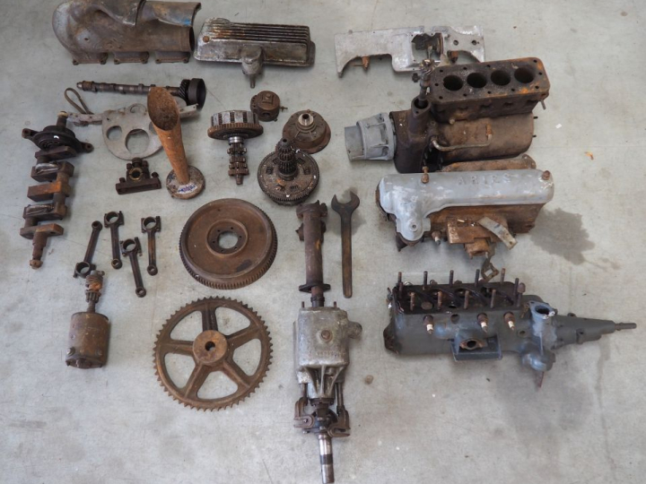 Base d'automobile ARIES avec différentes pièces dont moteur. (A restau