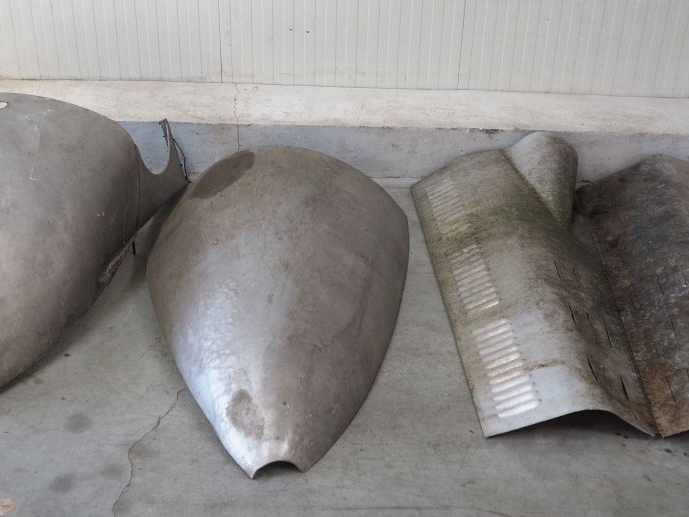 Base d'automobile ARIES avec différentes pièces dont moteur. (A restau