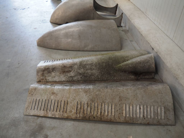 Base d'automobile ARIES avec différentes pièces dont moteur. (A restau