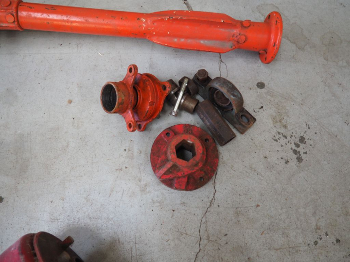 Base d'automobile ARIES avec différentes pièces dont moteur. (A restau