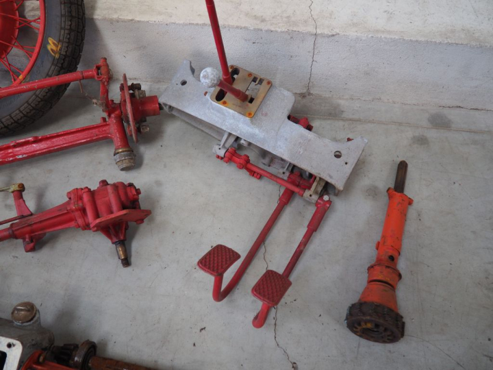 Base d'automobile ARIES avec différentes pièces dont moteur. (A restau