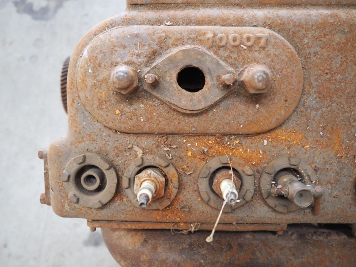 Base d'automobile MORS avec différentes pièces dont moteur. Vente sur 