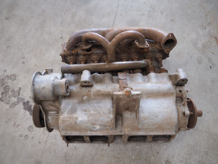 Base d'automobile MORS avec différentes pièces dont moteur. Vente sur 