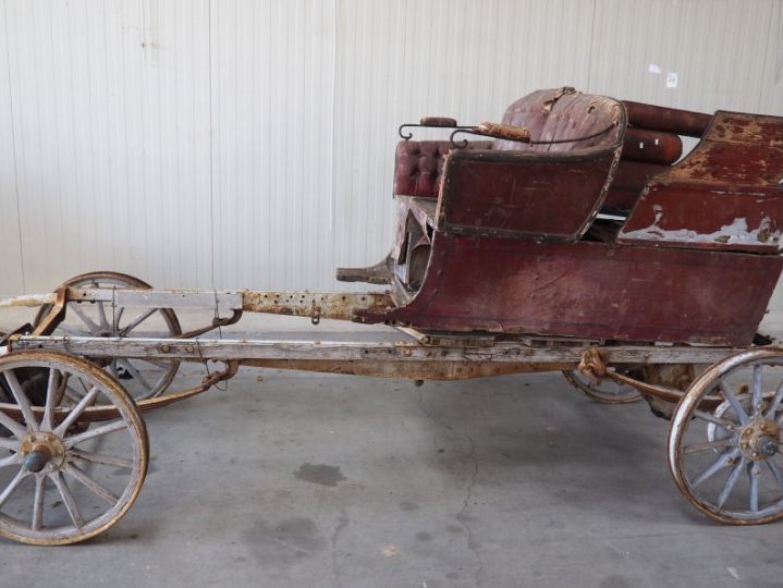 Base et pièces d'automobile début Xxème à restaurer. Vente sur désigna