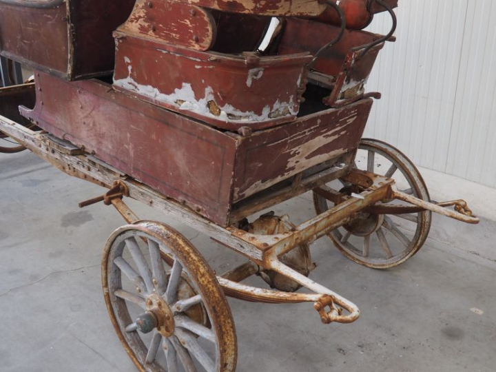 Base et pièces d'automobile début Xxème à restaurer. Vente sur désigna