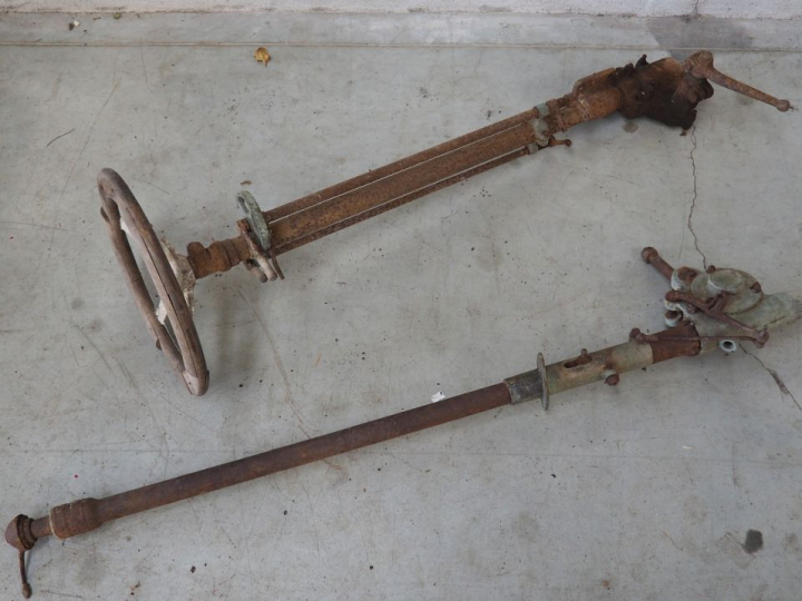 Base et pièces d'automobile début Xxème à restaurer. Vente sur désigna