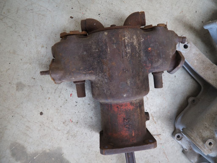 Base et pièces d'automobile début Xxème à restaurer. Vente sur désigna