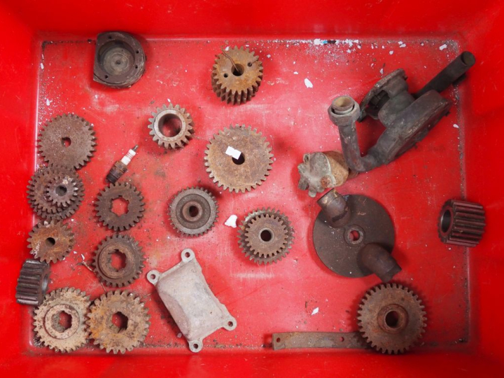 Base et pièces d'automobile début Xxème à restaurer. Vente sur désigna