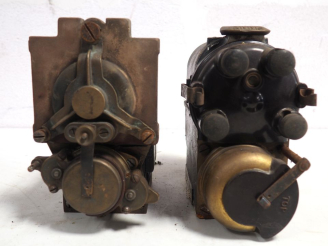 Vente aux enchères 2 différents magnétos SIMMS pour automobile.