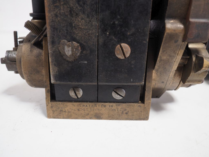 2 différents magnétos SIMMS pour automobile.