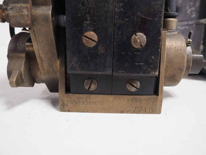 2 différents magnétos SIMMS pour automobile.