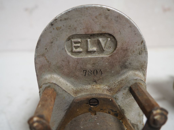 5 différents magnétos F.E.V ou E.L.V pour automobile.
